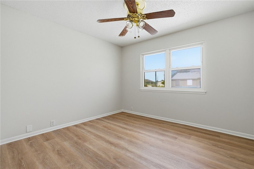 Say hello to your gorgeous new home! This stunningly updated - photo 23