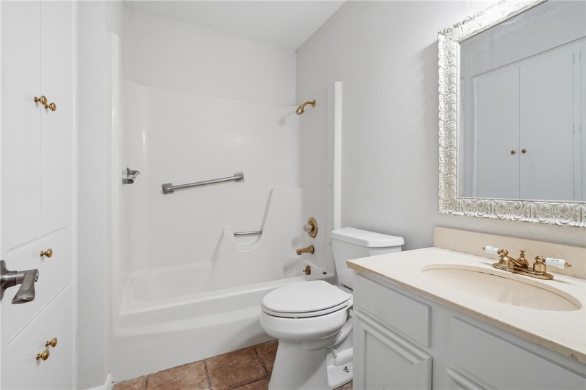 Say hello to your gorgeous new home! This stunningly updated - photo 24