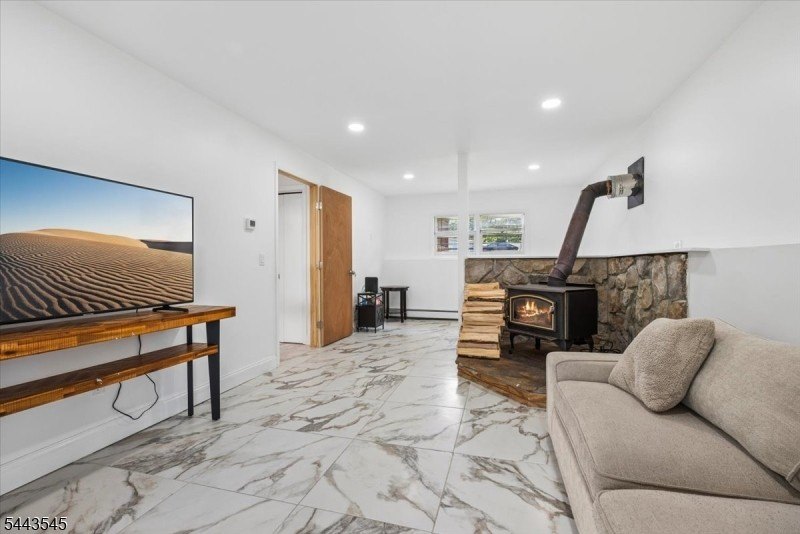 Welcome home to this beautifully maintained 3-bedroom bi-level - photo 24
