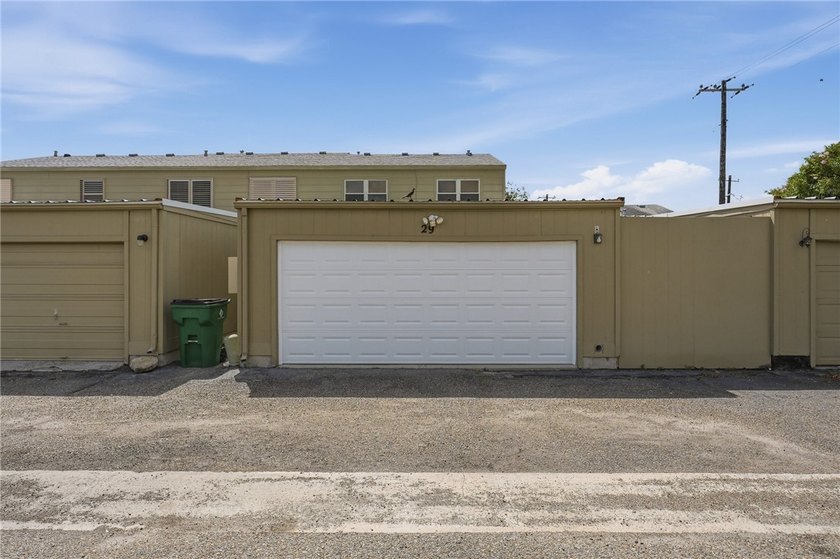 Say hello to your gorgeous new home! This stunningly updated - photo 27