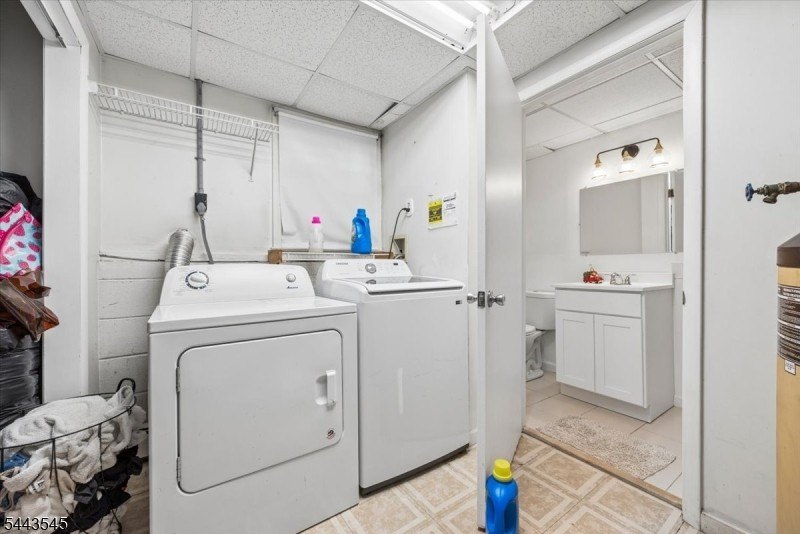 Welcome home to this beautifully maintained 3-bedroom bi-level - photo 29