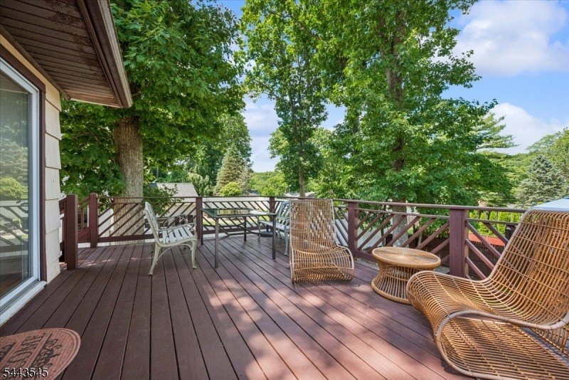 Welcome home to this beautifully maintained 3-bedroom bi-level - photo 30