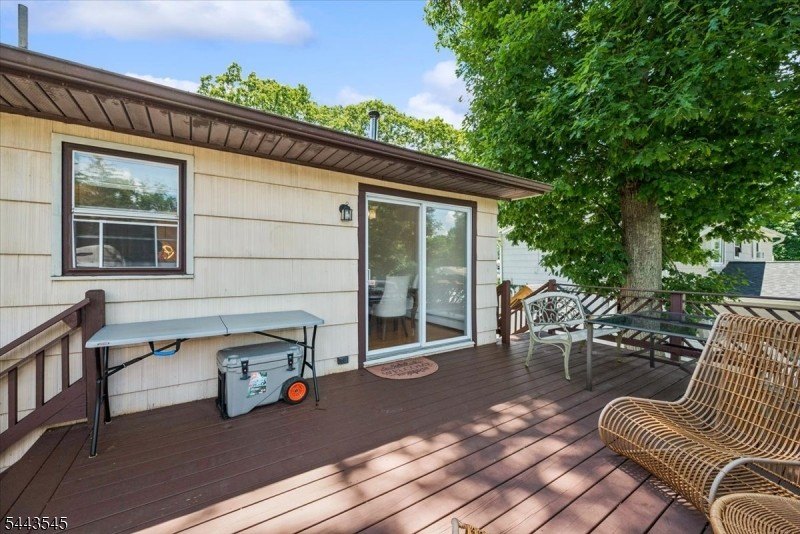 Welcome home to this beautifully maintained 3-bedroom bi-level - photo 32