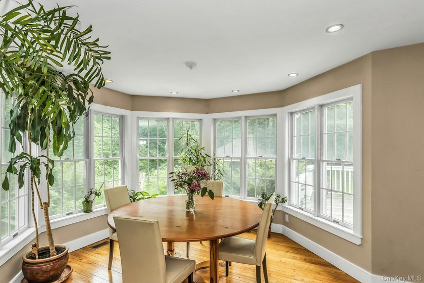 HAMPTON BAYS -- COASTAL LIVING AT ITS BEST Nestled on a private - photo 8
