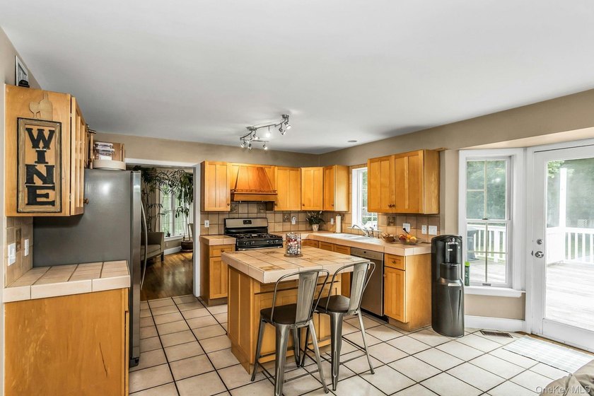 HAMPTON BAYS -- COASTAL LIVING AT ITS BEST Nestled on a private - photo 10