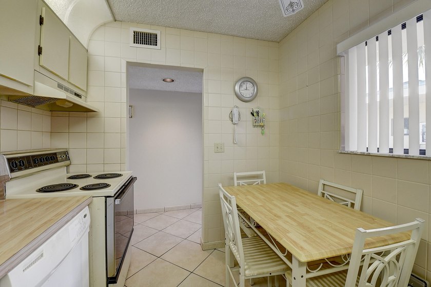 Welcome to Las Verdes, a vibrant and beautifully maintained 55+ - photo 15