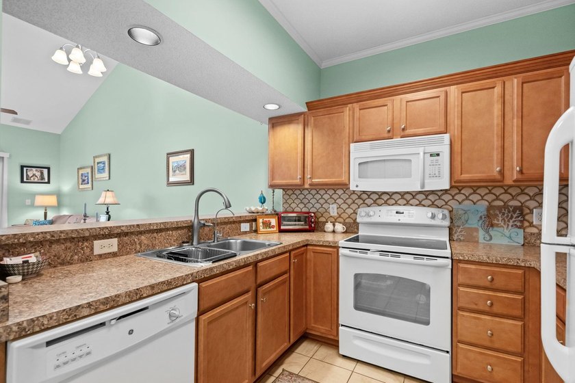 FANTASTIC LOCATION, LOW, WELL MANAGED HOA, BEAUTIFULLY UPDATED! - photo 15