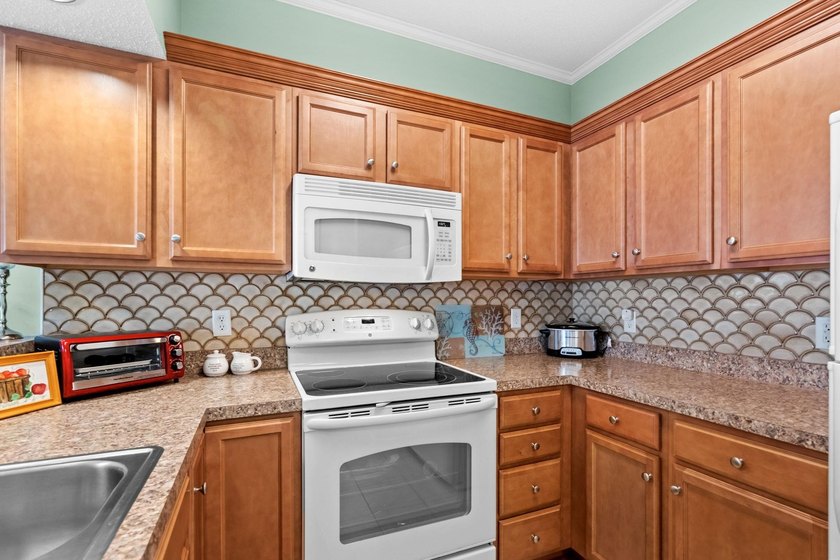 FANTASTIC LOCATION, LOW, WELL MANAGED HOA, BEAUTIFULLY UPDATED! - photo 17