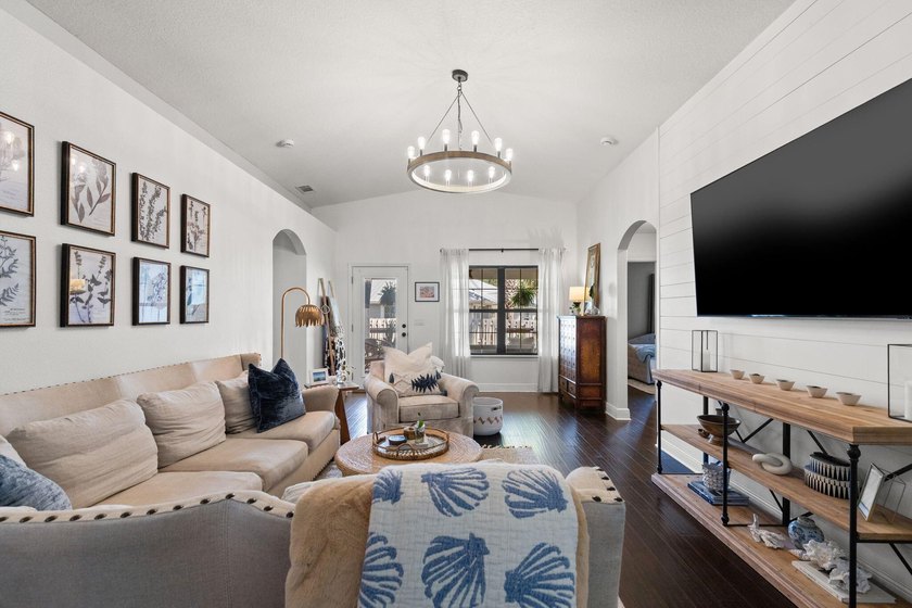 This delightful, move-in ready home welcomes you with a spacious - photo 14