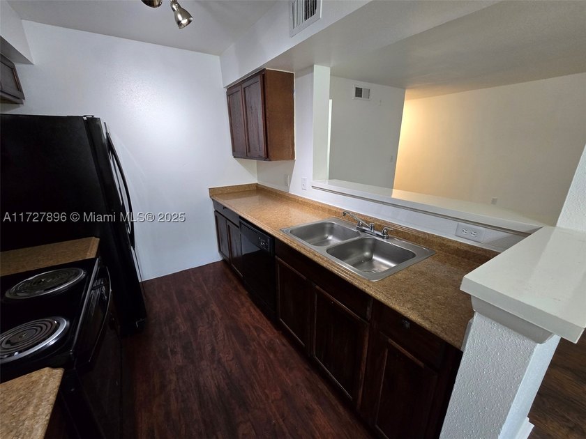 AMAZING APARTMENT, LAMINATE FLOORS, ONE BEDROOM, ONE BATHROOM - photo 12