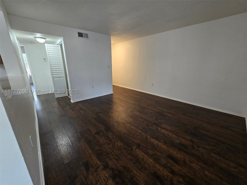 AMAZING APARTMENT, LAMINATE FLOORS, ONE BEDROOM, ONE BATHROOM - photo 13