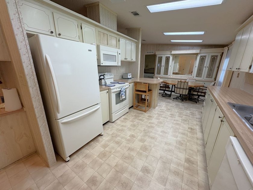 Welcome to Clover Leaf Farms a 55+ age-qualified active and - photo 4