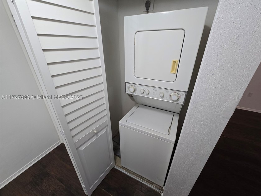 AMAZING APARTMENT, LAMINATE FLOORS, ONE BEDROOM, ONE BATHROOM - photo 15