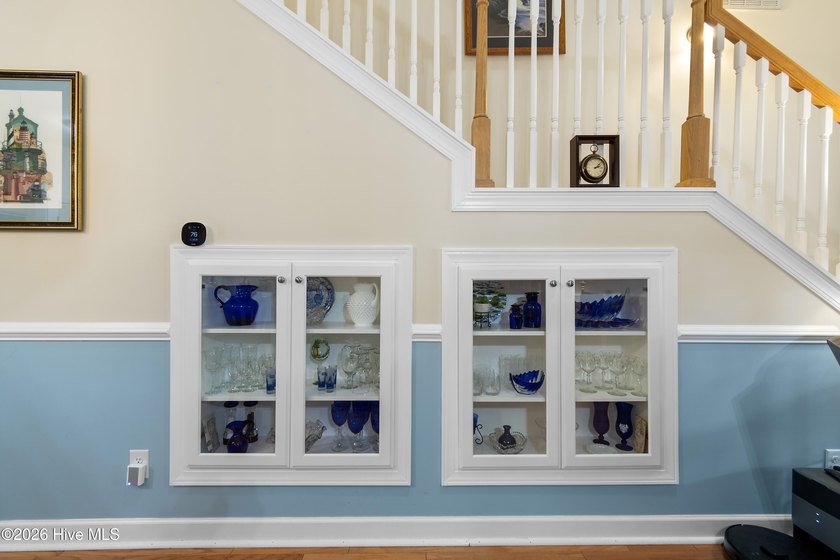 This extremely well-kept and updated townhouse in the - photo 16