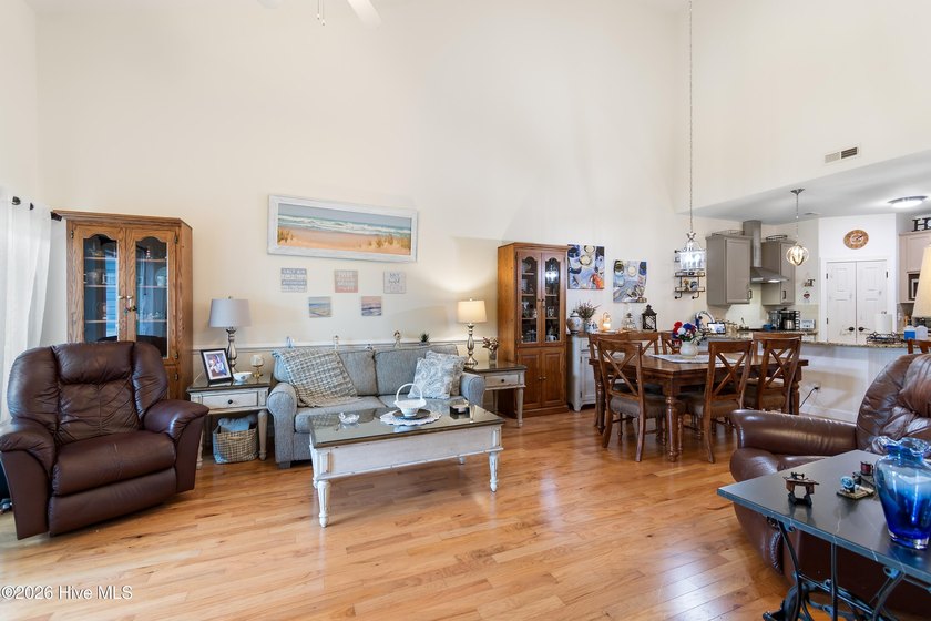 This extremely well-kept and updated townhouse in the - photo 20