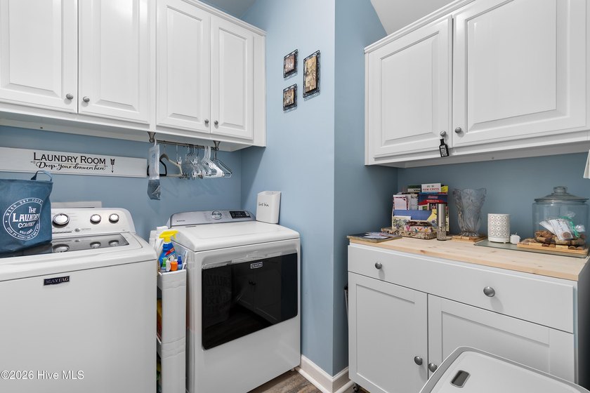 This extremely well-kept and updated townhouse in the - photo 28