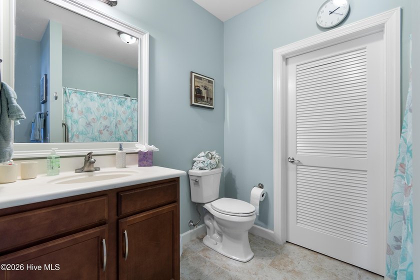 This extremely well-kept and updated townhouse in the - photo 31