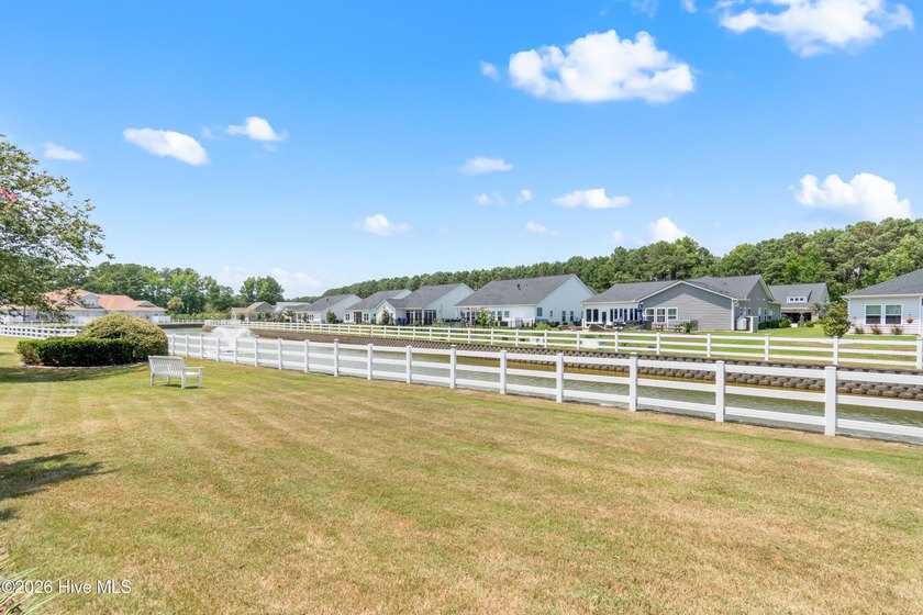 This extremely well-kept and updated townhouse in the - photo 40