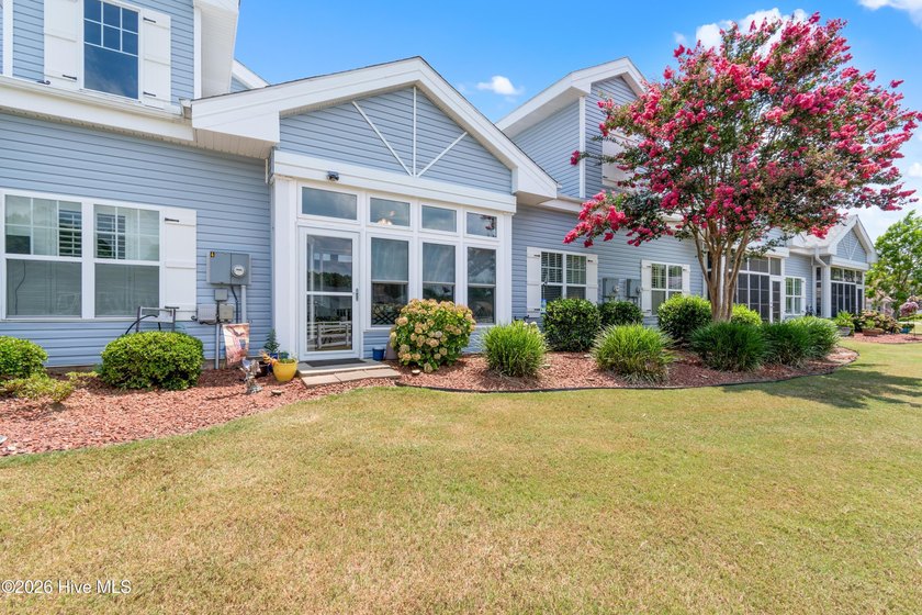 This extremely well-kept and updated townhouse in the - photo 41
