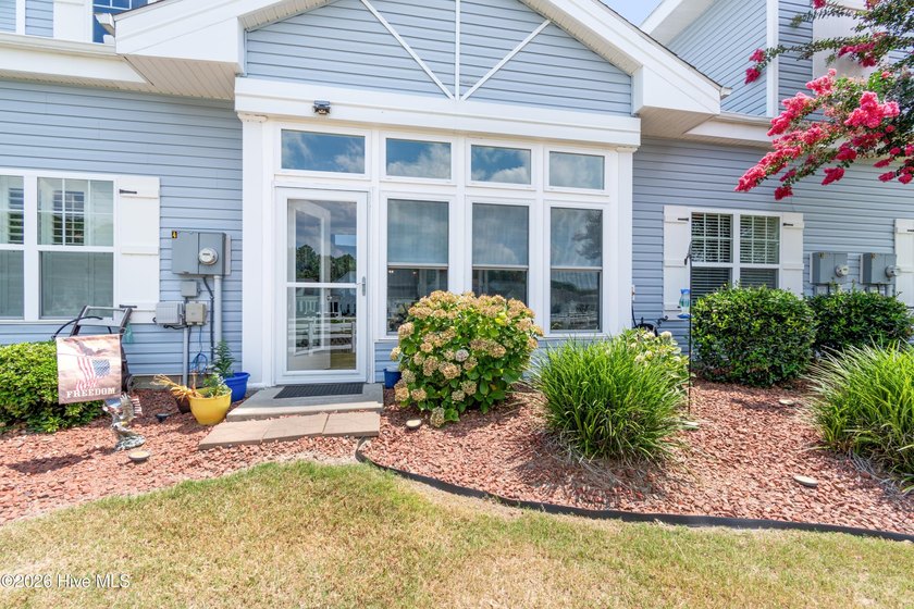 This extremely well-kept and updated townhouse in the - photo 42