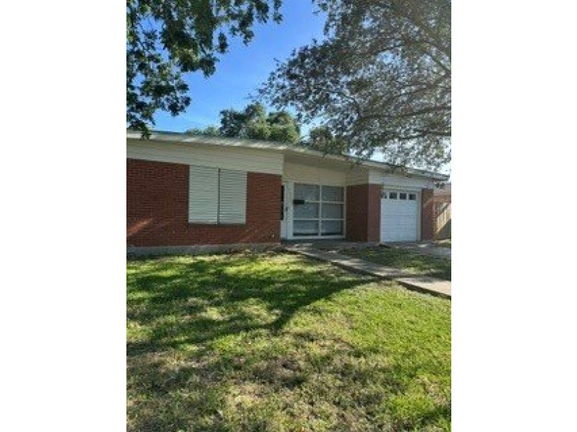Opportunity Awaits! This 4-bedroom, 1-bath home is full of - photo 2