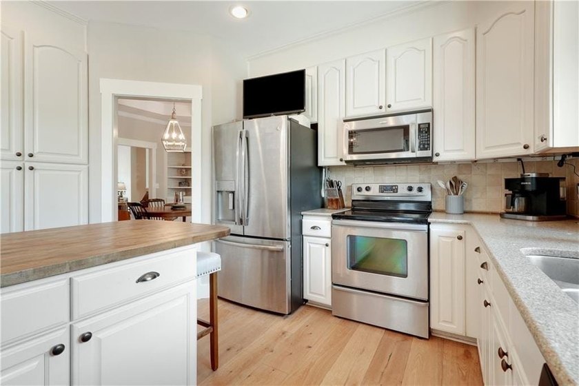 Updated 4BD/3.5BA, 2,928 sqft golf-front cottage in The Orchard - photo 14