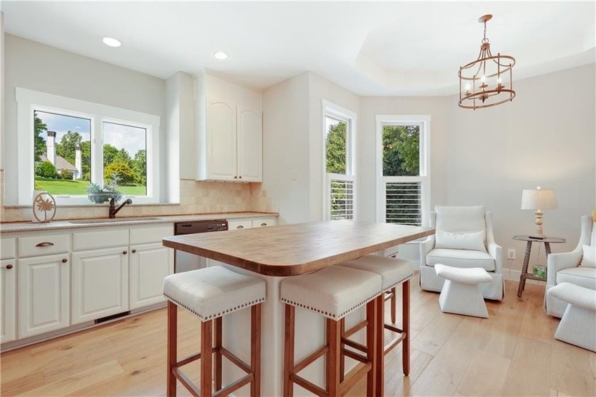 Updated 4BD/3.5BA, 2,928 sqft golf-front cottage in The Orchard - photo 17