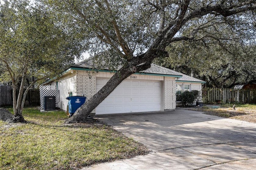 Check out the VIRTUAL WALK-THROUGH. This well-maintained - photo 2