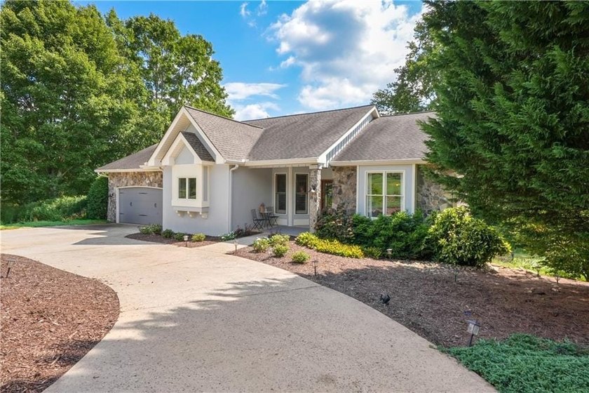 Updated 4BD/3.5BA, 2,928 sqft golf-front cottage in The Orchard - photo 38