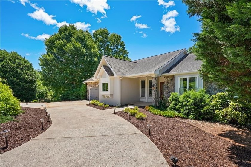Updated 4BD/3.5BA, 2,928 sqft golf-front cottage in The Orchard - photo 39