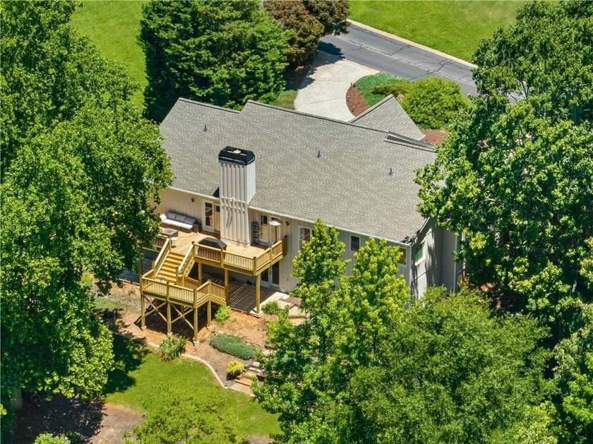 Updated 4BD/3.5BA, 2,928 sqft golf-front cottage in The Orchard - photo 46