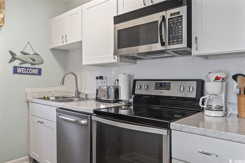This freshly painted furnished 2-bedroom, 2-bathroom condo with - photo 14