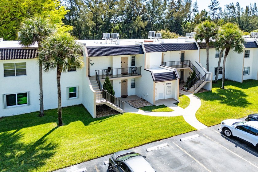 Beautifully renovated 2nd-floor corner unit in the highly - photo 34