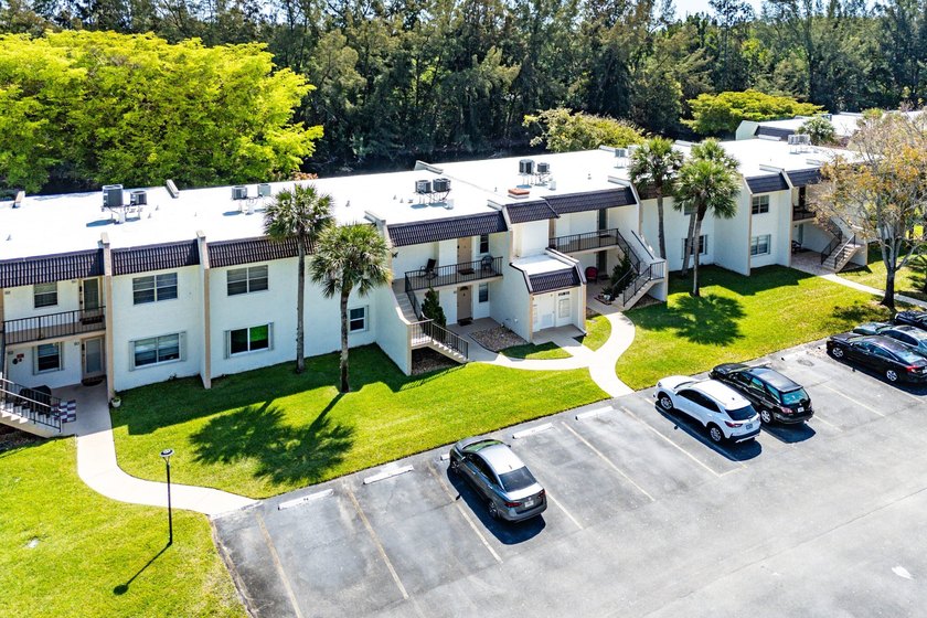 Beautifully renovated 2nd-floor corner unit in the highly - photo 35