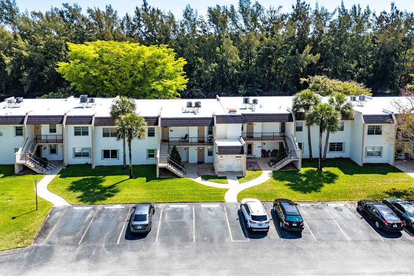 Beautifully renovated 2nd-floor corner unit in the highly - photo 37