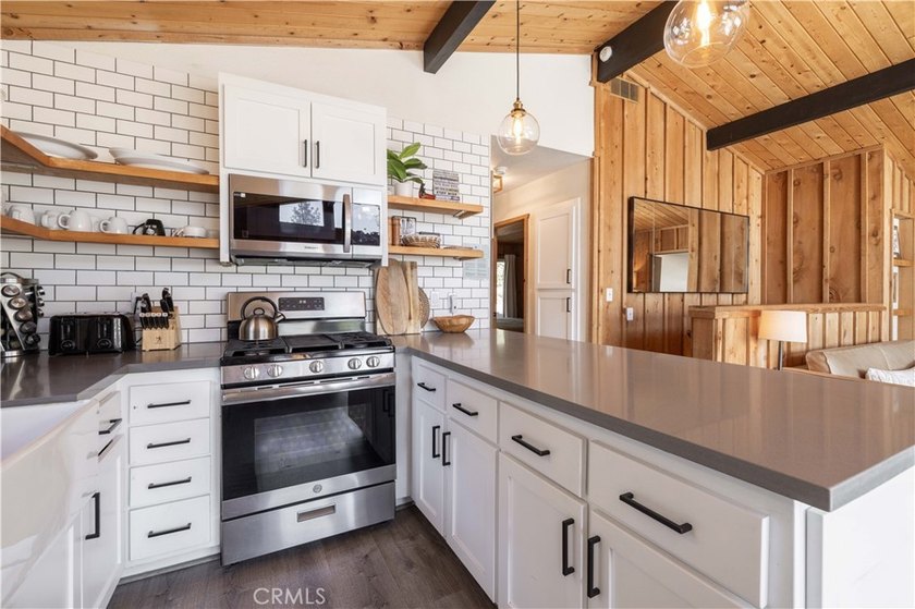 Spectacular Moonridge Retreat! Ideally located just moments from - photo 14