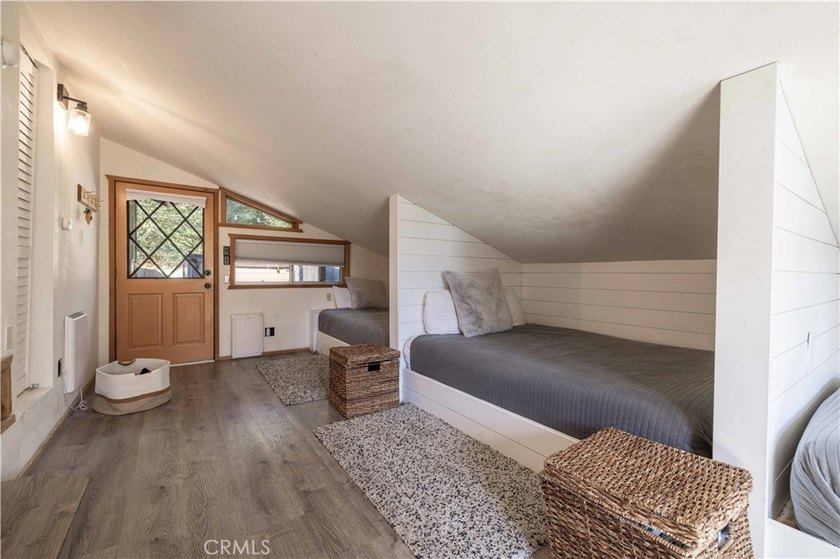 Spectacular Moonridge Retreat! Ideally located just moments from - photo 29