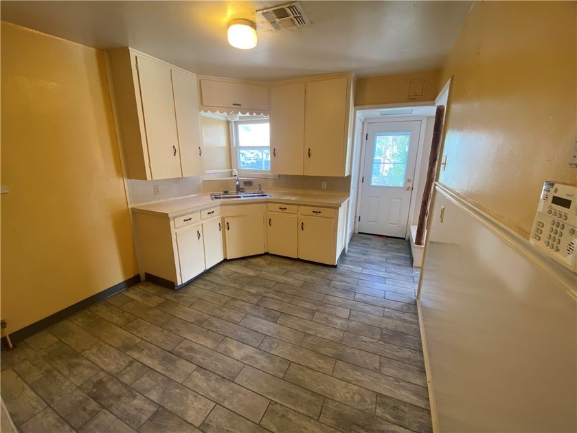 Welcome Home!!! This three bedroom two bath home in DRISCOLL - photo 4