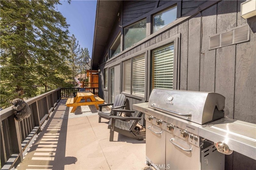 Spectacular Moonridge Retreat! Ideally located just moments from - photo 34