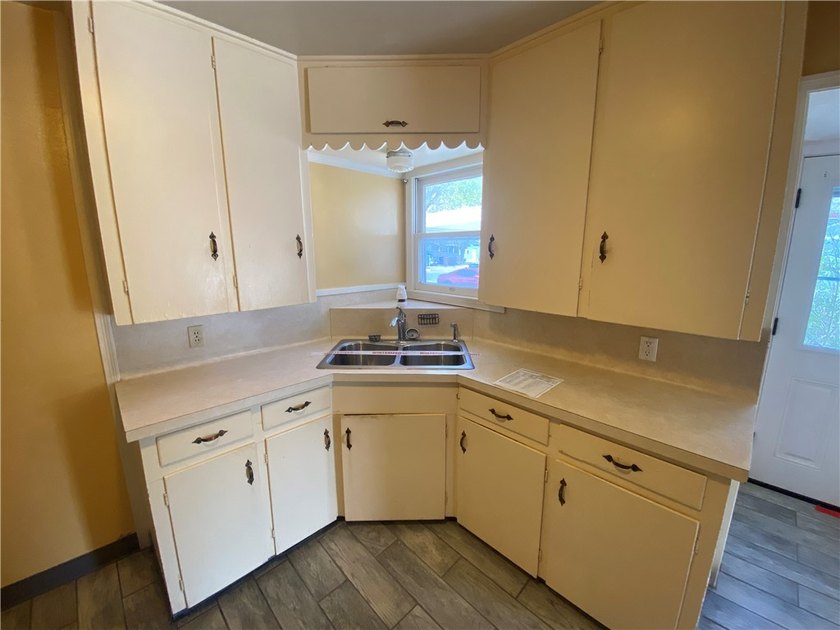 Welcome Home!!! This three bedroom two bath home in DRISCOLL - photo 5