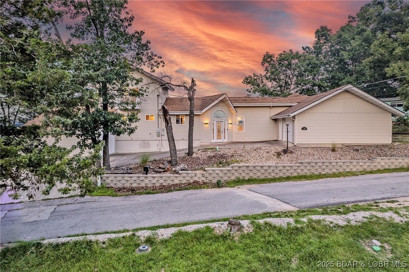 BREATH TAKING PANORAMIC VIEWS! This move-in ready 3-bedroom - photo 3