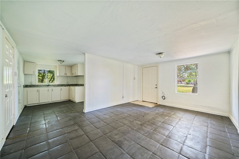Situated just blocks from the water, this little 2-bedroom gem - photo 3