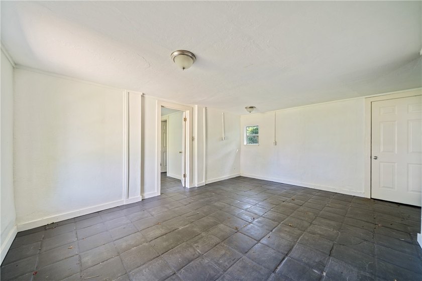 Situated just blocks from the water, this little 2-bedroom gem - photo 4