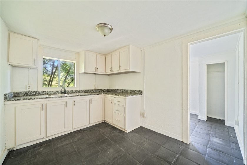 Situated just blocks from the water, this little 2-bedroom gem - photo 5