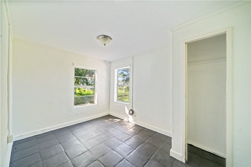 Situated just blocks from the water, this little 2-bedroom gem - photo 6