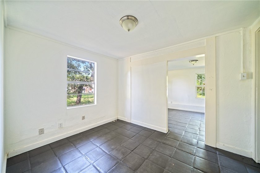 Situated just blocks from the water, this little 2-bedroom gem - photo 10