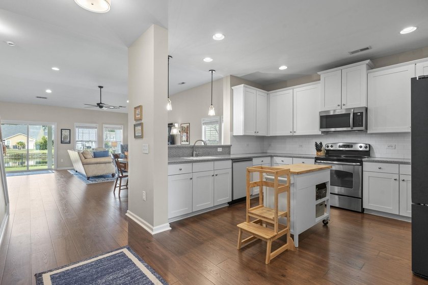 Four-bedroom, two-and-a-half-bathroom home with pond views and a - photo 14