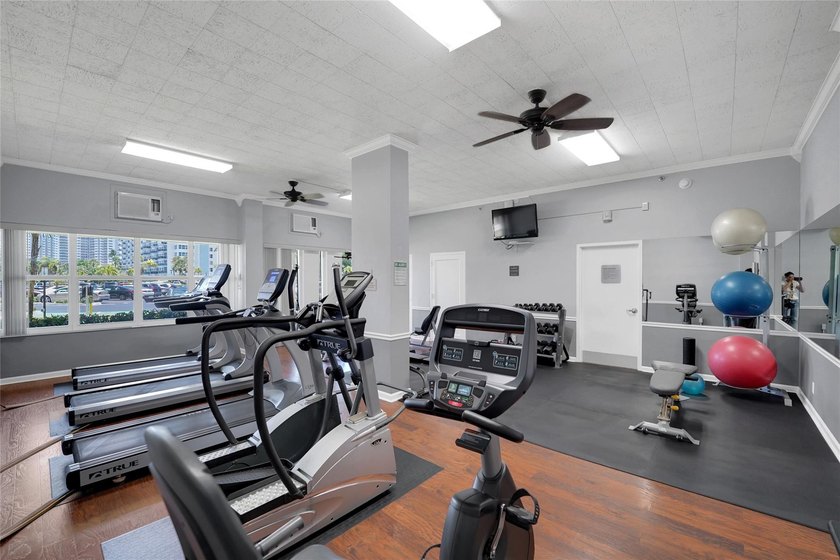 Wow! Huge Price Reduction! Corner Apartment with a private - photo 31