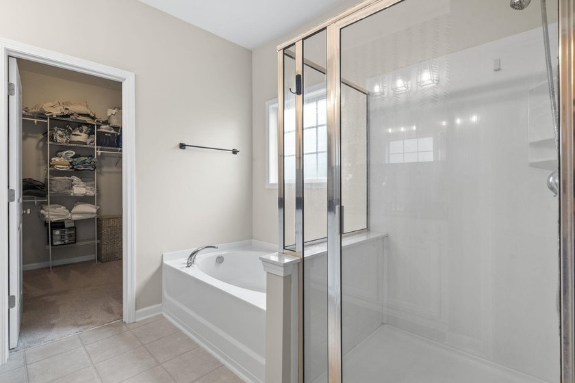 Four-bedroom, two-and-a-half-bathroom home with pond views and a - photo 33