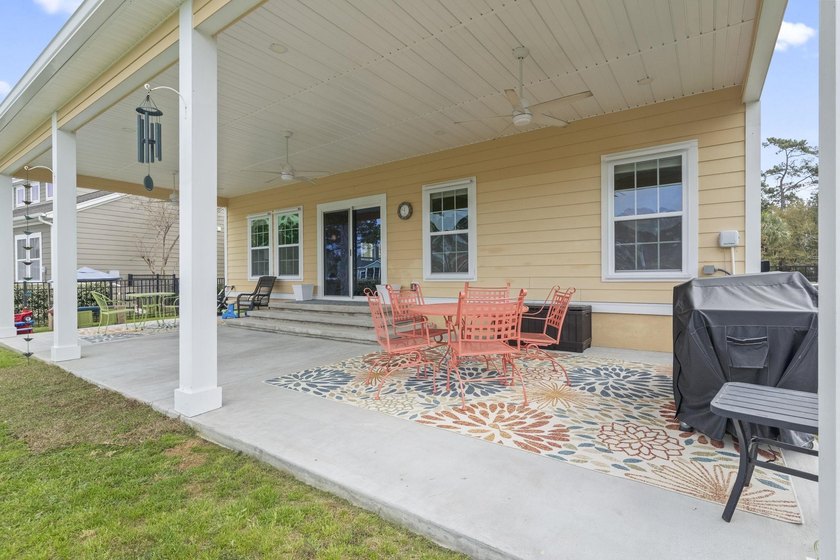 Four-bedroom, two-and-a-half-bathroom home with pond views and a - photo 36